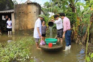 Hướng dẫn xử lý nước ăn uống và vệ sinh môi trường sau lũ lụt