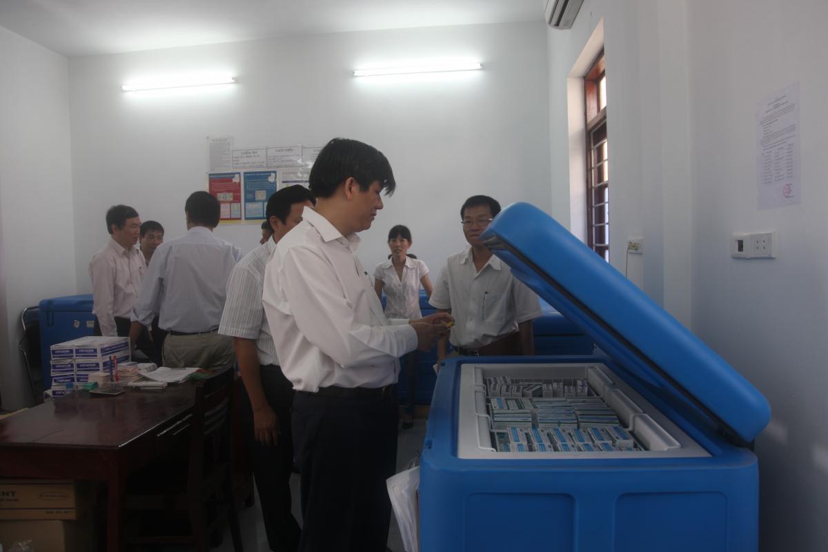 Thứ trưởng Bộ Y tế Nguyễn Thanh Long kiểm tra dây chuyền lạnh bảo quản vắc xin trong đợt tiêm chiến dịch tại Ninh Bình